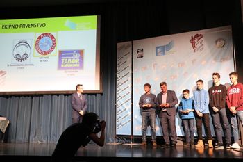 Odlični mladi gorski tekači