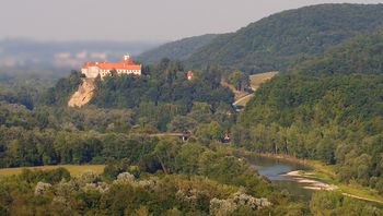 Javno naročilo za obnovo desnega trakta gradu Borl