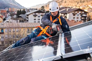 S SONCEM DO PRIHRANKOV - ali - Kako znižati strošek elektrike za vaš posel