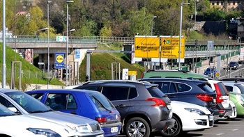 Potrjeno brezplačno parkiranje, spremembe in dopolnitve na področju obratovanja lokalov in komunalnega prispevka