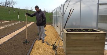 Virtualna delavnica za vrtičkarje: Prva dela v vrtu in postavitev gredic