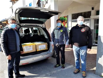 Matic Kavčič s Kitajske doniral več tisoč kosov zaščitne opreme