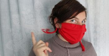 Obrazna maska iz bombaža, pobarvanega z barvili tujerodnih invazivnih rastlin