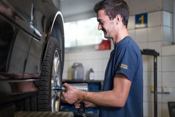 AMZS danes odpira servisne centre in začenja z menjavo pnevmatik