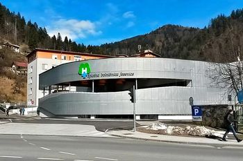 Župan Račič: "Na morebitno prihodnjo selitev ali ukinitev bolnišnice na Jesenicah v nobenem primeru ne pristajamo"
