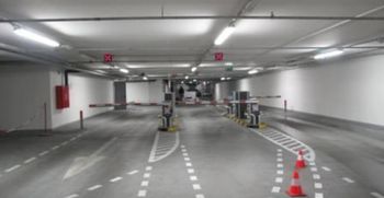 Spuščanje vrat v GH Kongresni trg v nočnem času