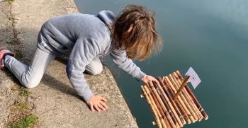 V OŠ Trnovo so iz suhih stebel japonskega dresnika izdelali splav