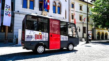 Po opravkih v mestnem jedru odslej z Leonom