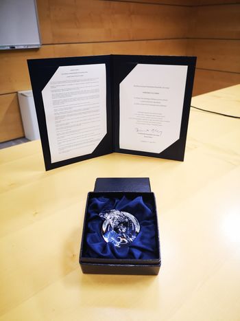 Predsednik Borut Pahor zaposlenim na NIJZ vročil repliko Jabolka navdiha