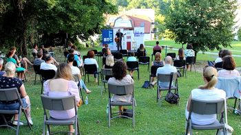V Parku rastoče knjige drug butičen mini koncert