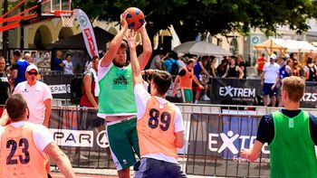 Na Glavnem trgu slavila ljubljanska košarkarska ekipa