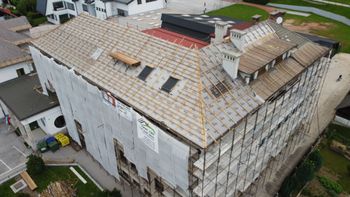 Na najstarejšem delu OŠ Koroška Bela menjajo streho