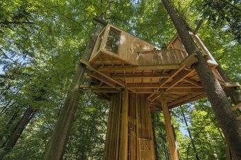 PRAVLJIČNA URICA Z MAVRIČNO ČAROVNICO