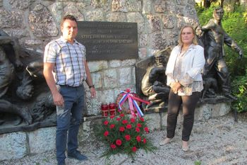 Položili cvetje k spomeniku na Belem polju