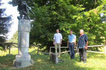 Občinska delegacija položila venec k spomeniku na Obranci