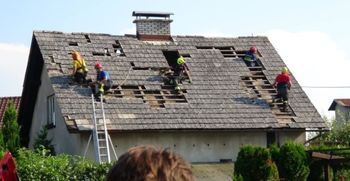 Organizacija krovcev iz vse Slovenije za popravilo streh po toči na območju občine Domžale