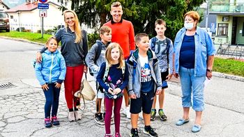 Danes otroke v šolo pospremil maratonec Primož Kobe