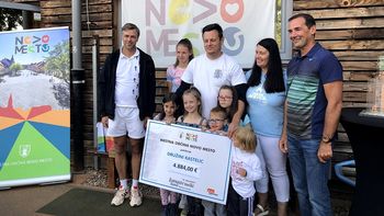 Dobrodelna nota županovega teniškega turnirja znova dosegla svoj plemenit namen