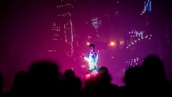 Kandijski most razsvetlila soareja z množico gledalcev