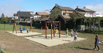 Otroška razigranost na novem igrišču v Kašlju