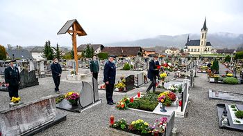 Župan na štirih pokopališčih položil vence, tradicionalnih javnih komemoracij ni bilo