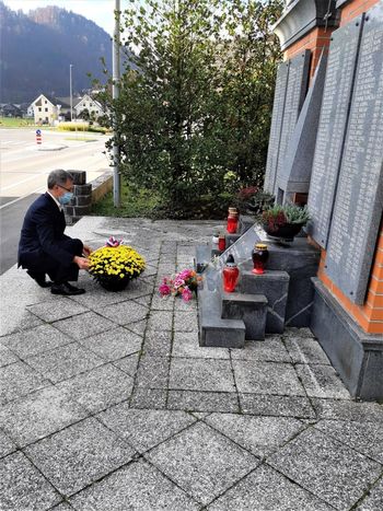 Cvetje v spomin na pokojne prednike