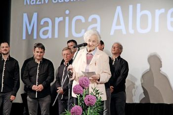 Častni občanki ge. Marici Albreht v zahvalo in spomin