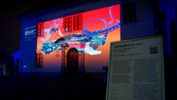 V večernih urah na pročelju Knjižnice Mirana Jarca na ogled interaktivna razstava