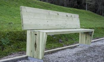 Iz odsluženega lesa nove klopi za Žiri