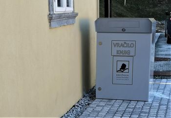 Knjižnica Žiri: Na voljo zabojnik za vračilo knjig