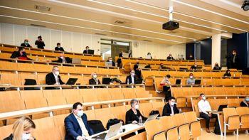 Svetniki v prvi obravnavni potrdili spremembe OPPN za Novi trg, seja je vnovič potekala v živo