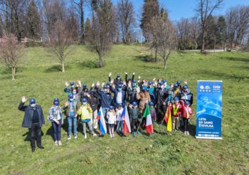 Vodstvo občine skupaj z mladimi v mestnem sadovnjaku pod Golovcem posadilo sadna drevesa