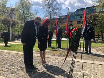 Ob dnevu upora proti okupatorju v Parku svobode položili venec