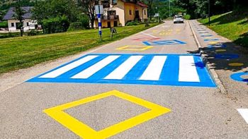 Ob OŠ Otočec barvita ureditev cestišča za večjo varnost otrok