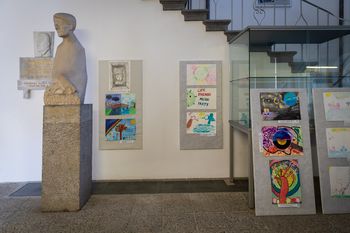 V Knjižnici Mirana Jarca Novo mesto je na ogled razstava Daleč od ponorelega sveta