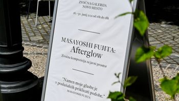 Glavni trg s poletno atrakcijo – zvočno galerijo Novo mesto Glavni trg s poletno atrakcijo – zvočno galerijo Novo mesto