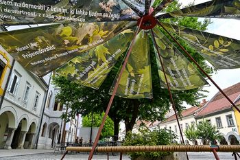 Vetrnica s klopjo v mestnem jedru nudi oddih in omogoča počitek