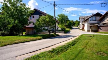 Obnova ceste, gradnja pločnika in ureditev javne razsvetljave skozi Dolž