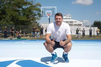 Luka Dončić vrača košarko v Savsko naselje