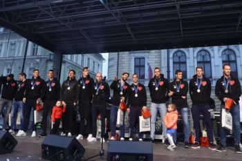 Srebrni odbojkarji sredi Ljubljane