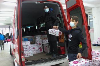 Pravljična 7. Božičkova tovarna daril se je že začela