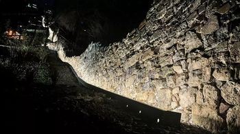 Obnovljeno srednjeveško obzidje na poti na Grad