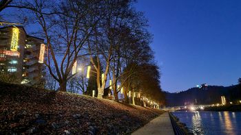 Savinjsko nabrežje obsijano s 69 unikatnimi lampijoni