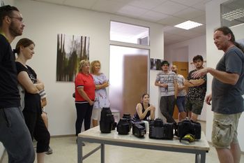 Po fotografiji še pripoved vezenih niti Po fotografiji še pripoved vezenih niti