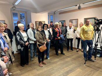 Razstava koroških likovnikov združuje generacije in ustvarja prostor za dialog