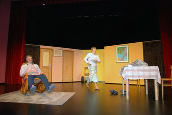 Gledališka skupina Globočak na odru z novo igro