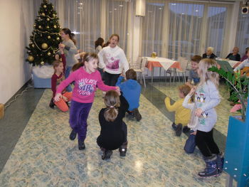 PESEM NAS JE POVEZALA