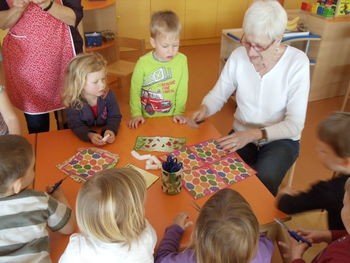 IZDELOVANJE VELIKONOČNIH OKRASKOV