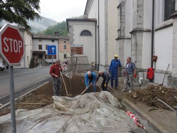 Ko gre za ureditev kraja, niti dež ni ovira Ko gre za ureditev kraja, niti dež ni ovira