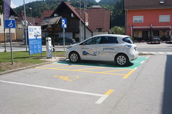 OTVORITEV POLNILNE POSTAJE ZA ELEKTRIČNA VOZILA